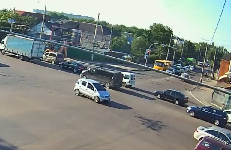 В Житомире на перекрестке столкнулись три автомобиля: камеры «поймали» момент ДТП