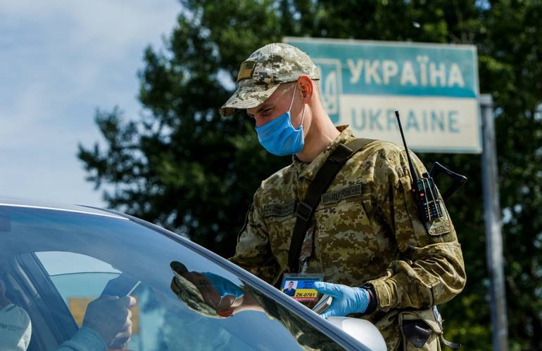 Вакцинация, ПЦР-тест или самоизоляция: в Украине начали действовать новые правила пересечения границы