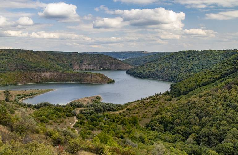 Горы, каньоны и пещеры: 10 впечатляющих мест в Украине для путешествия на праздничные выходные