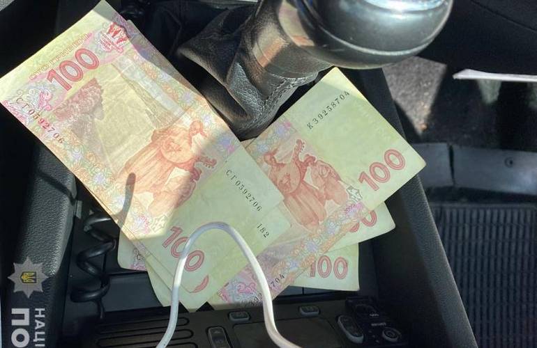 В Житомирской области пьяный водитель попытался откупиться от полисменов и оставил им «на кофе» 500 грн