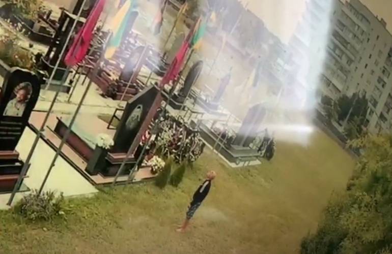 В Житомире камеры наблюдения сняли, как мужчина украл флаг с военного кладбища. ВИДЕО