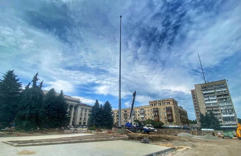 В Житомире установили 50-метровый флагшток: вскоре на него поднимут огромный флаг. ФОТО