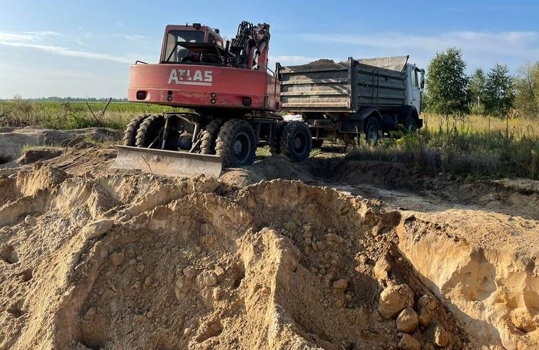 На Житомирщине дельцы с помощью спецтехники незаконно добывали песок: ущерб более 3 млн грн