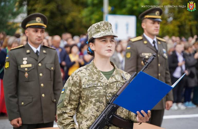200 курсантов Житомирского военного института присягнули на верность украинскому народу: фоторепортаж