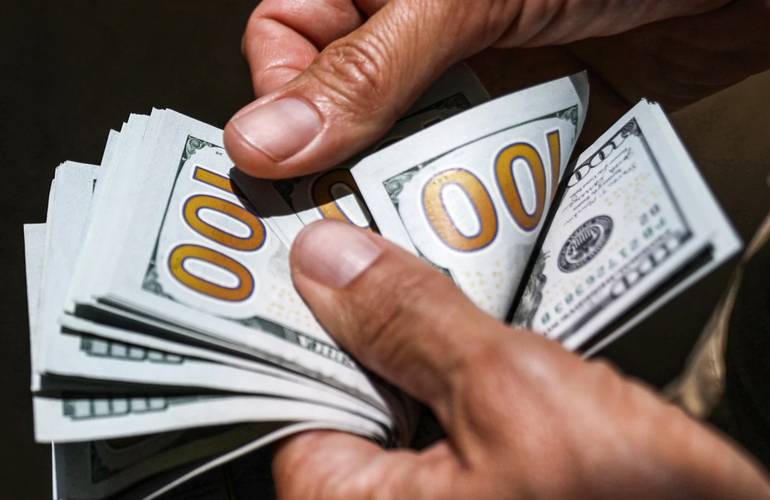 Продавали фальшивые доллары: в Житомире будут судить валютчиков с Житнего рынка