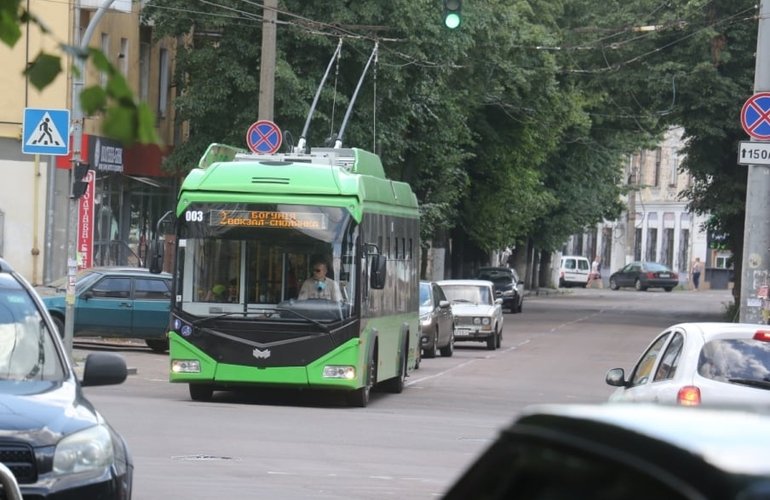 В центре Житомира троллейбус столкнулся с легковушкой. ФОТО