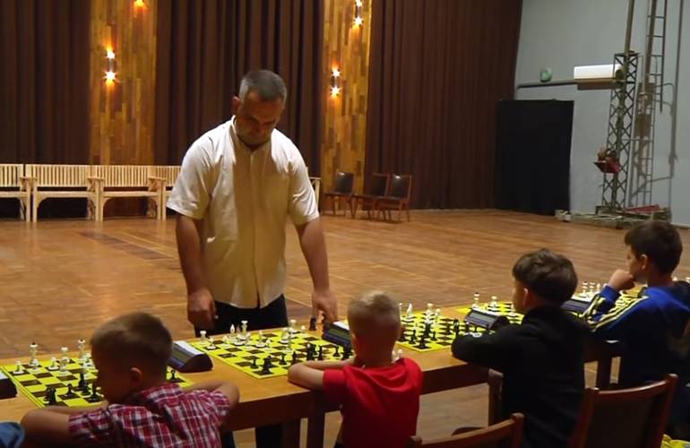 В Житомире 20 детей одновременно играли в шахматы с восьмикратным чемпионом. ВИДЕО