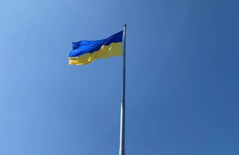 Огромный флаг Украины подняли на главной площади Житомира. ВИДЕО