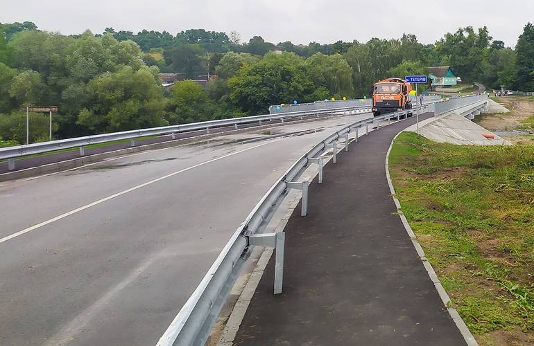 В Житомирском районе открыли отремонтированный мост и участок трассы. ФОТО