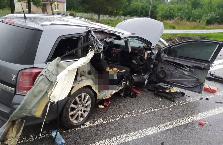 На трассе в Житомирской области авто пронзил отбойник: пострадавших вырезали из салона. ФОТО