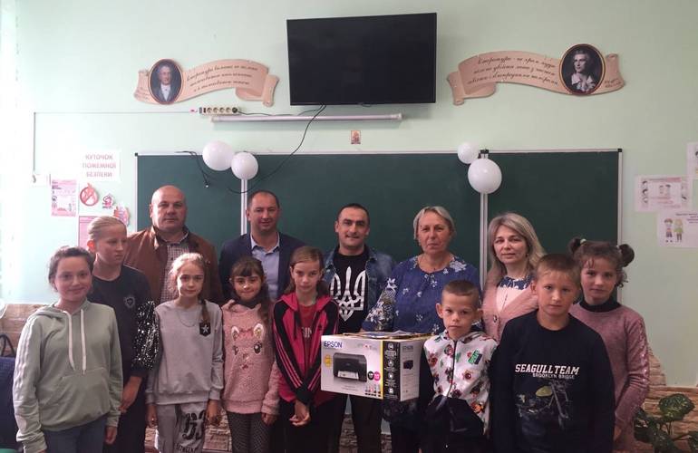Завдяки депутату від «Нашого краю» одна зі шкіл на Житомирщині отримала новий принтер