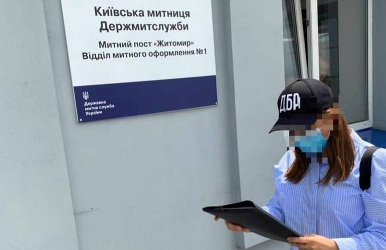 В Житомире на взятке 600 долларов погорел инспектор таможенного поста