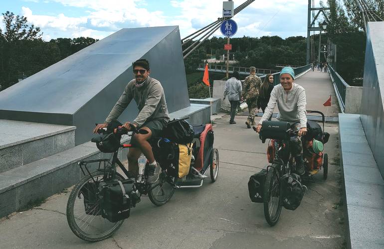 «Здесь очень хорошие люди»: французским велопутешественникам провели экскурсию по Житомиру. ФОТО