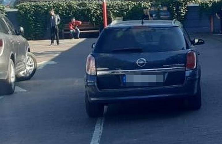 В Житомире водитель легковушки, выезжая с парковки, сбил ребенка