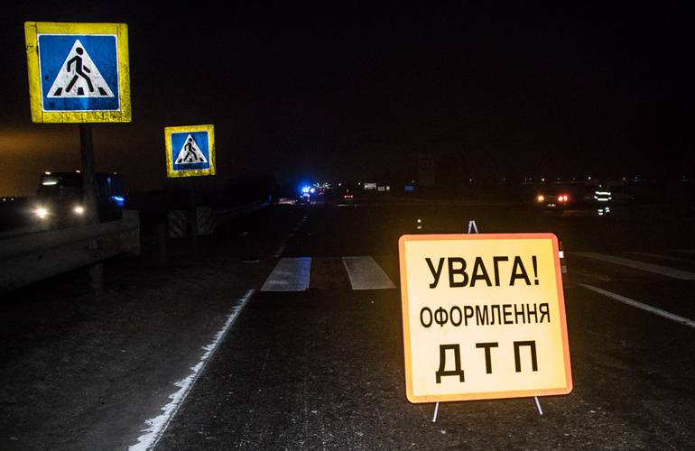 Переходил дорогу по «зебре»: в пригороде Житомира Land Cruiser насмерть сбил мужчину