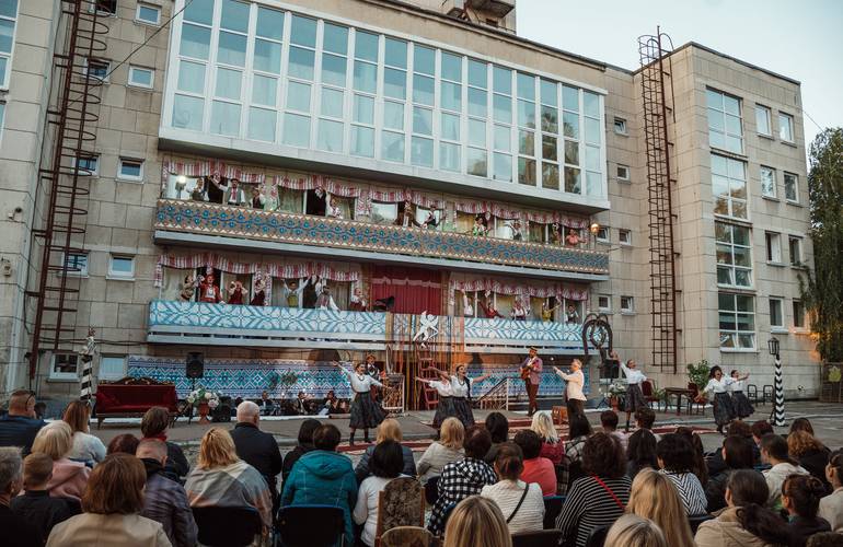 Импровизированная сцена на асфальте и декорации на балконах: Житомирский драмтеатр ярко открыл сезон. ФОТО