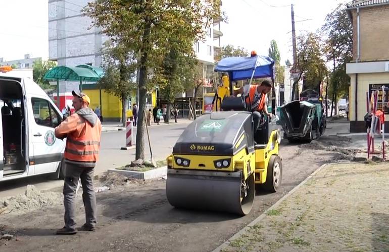 В Житомире на улице Покровской ремонтируют тротуары. ВИДЕО