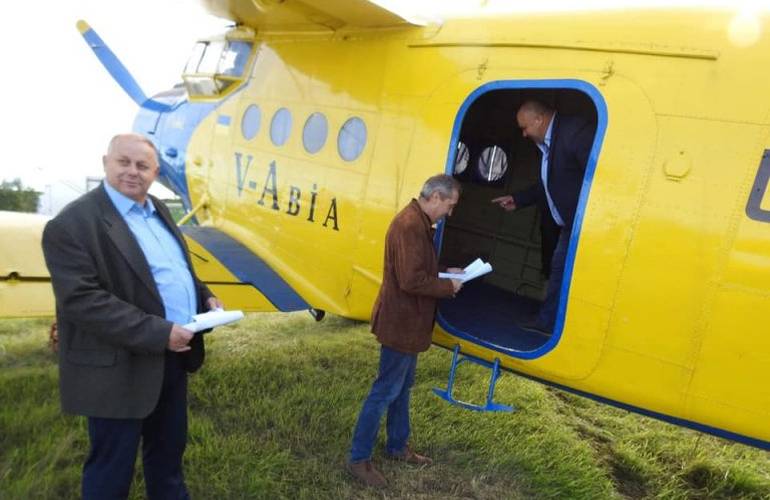 На территории Житомирской области 5 самолетов разбрасывают вакцину от бешенства