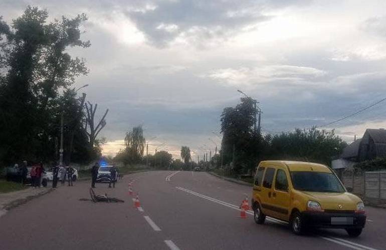 В пригороде Житомира 10-летний велосипедист попал под автомобиль