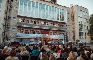 Імпровізована сцена на асфальті та декорації на балконах: Житомирський драмтеатр яскраво відкрив сезон. ФОТО