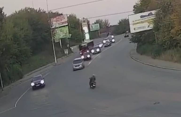 Лихач на мотоцикле устроил ДТП в Житомире: момент аварии попал на видео