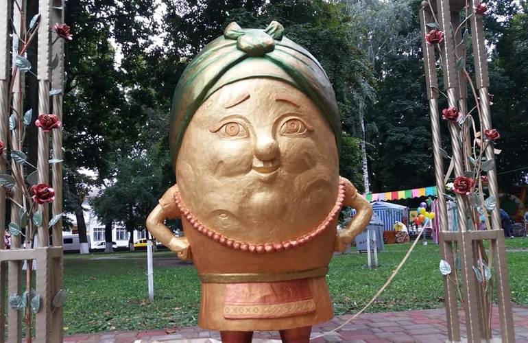 В городе на Житомирщине открыли памятник картошке. ФОТО