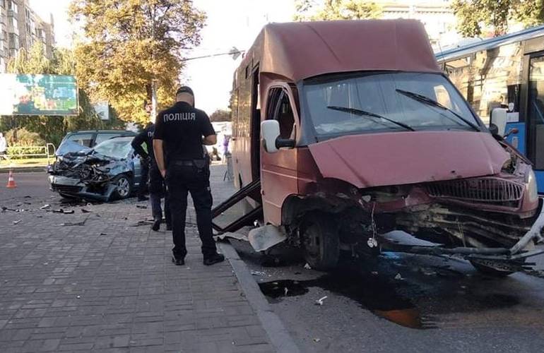 ДТП в Житомире: маршрутка столкнулась с легковушкой, есть пострадавшие. ФОТО