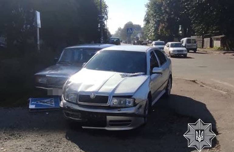 В Житомире на перекрестке столкнулись два авто и снесли дорожный знак. ФОТО