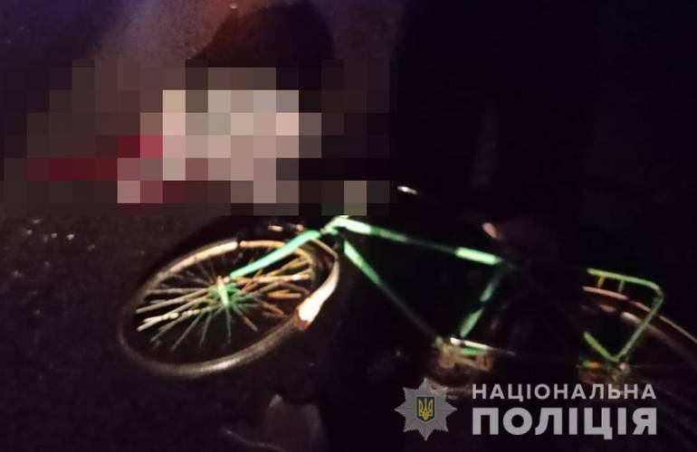 Велосипедиста дважды сбили на трассе в Житомирской области: он скончался на месте. ФОТО