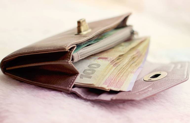 Средняя зарплата в Житомирской области упала ниже 12 000 гривен