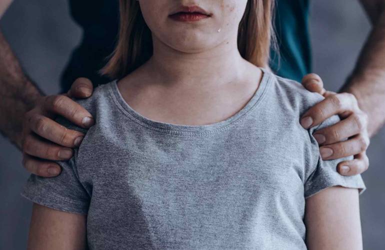 На Житомирщине мужчина в течение года насиловал свою 12-летнюю дочь