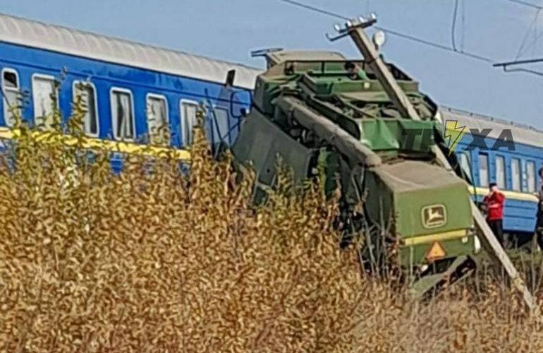 На Житомирщине комбайн врезался в пассажирский поезд: фото с места ЧП