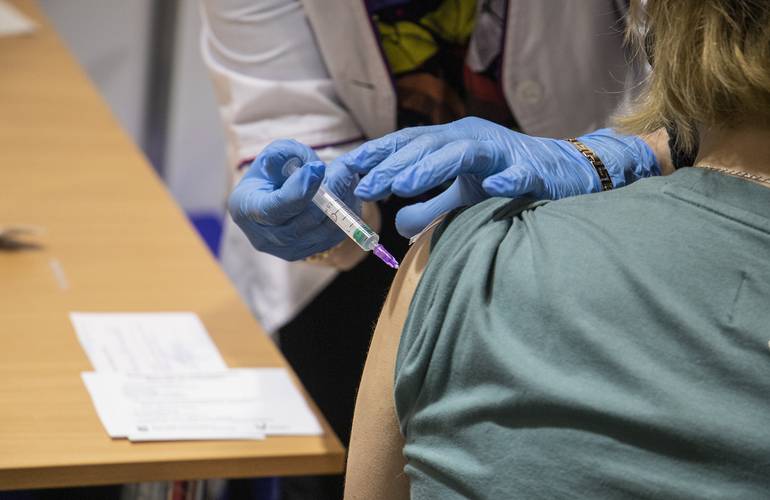 Лишь в одном учебном заведении Житомира все работники сделали прививки против коронавируса
