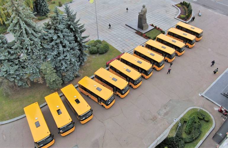Громадам Житомирской области передали 12 школьных автобусов. ФОТО