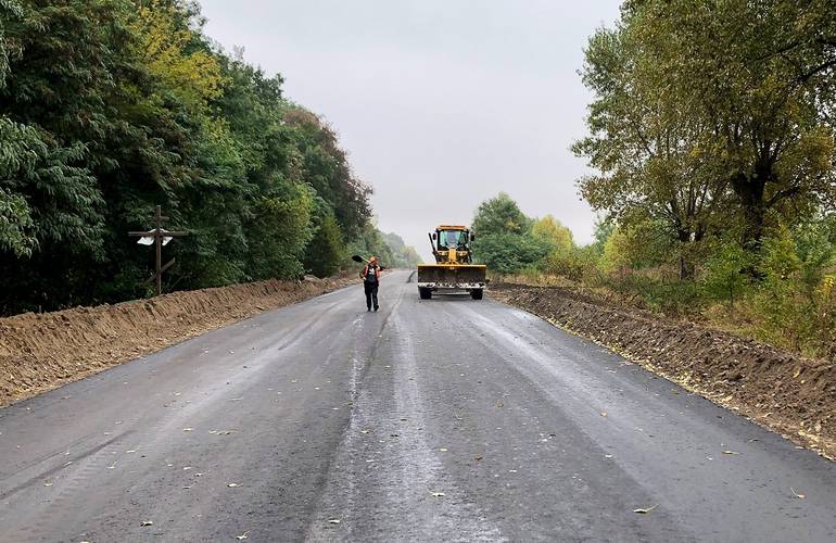 80 миллионов за 8 км: ОГА показала, как ремонтируют участок дороги между ОТГ. ФОТО