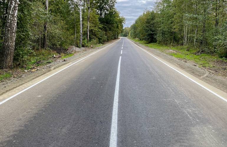 Более 17 млн грн потратили на ремонт разбитой дороги между селами на севере области. ФОТО