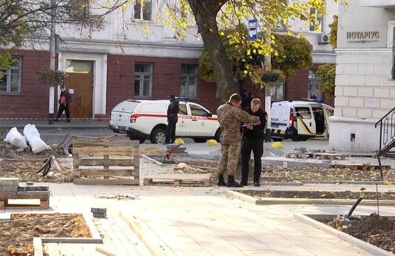 В Житомире во время реконструкции сквера нашли гранату