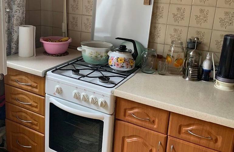 Не приготовила ужин: в Житомире судили мужчину, который избил мать кухонной утварью