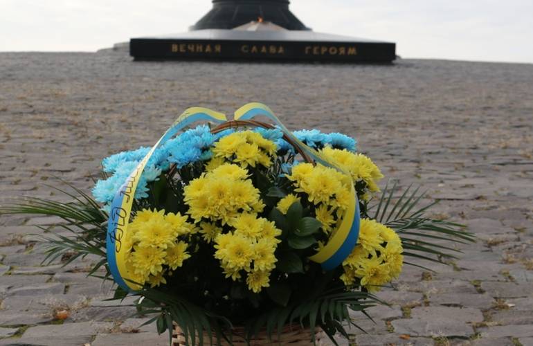 В Житомире возложением цветов отметил День освобождения Украины от нацистских оккупантов. ФОТО