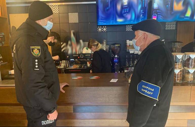 Локдаун в Житомире: полиция проверяет кафе, магазины и рынки. ФОТО