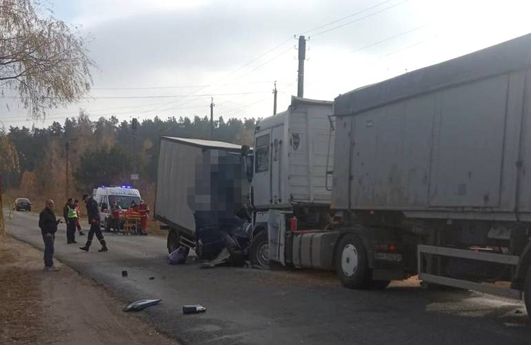 На Житомирщине произошло лобовое столкновение грузовиков: есть погибшие. ФОТО