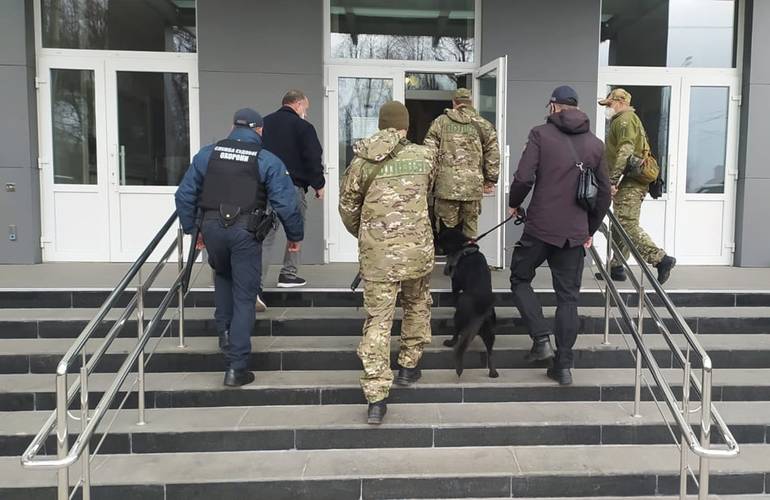 Полиция разыскивает анонима, который «заминировал» житомирский суд. ФОТО