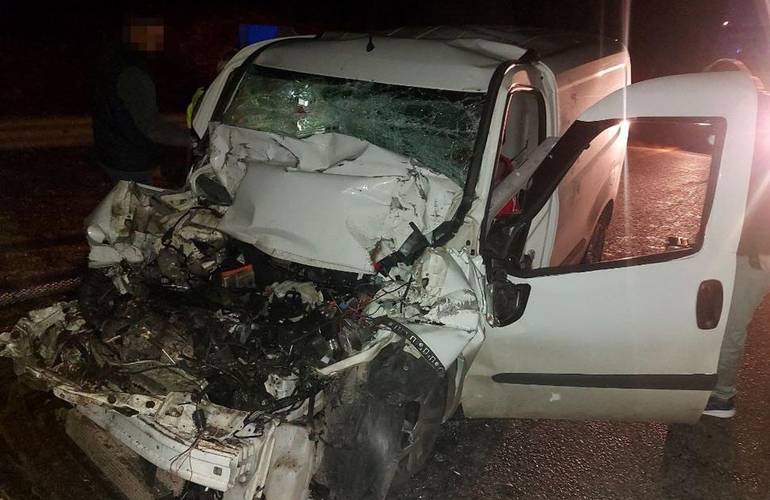 Под Житомиром легковушка въехала в грузовик: водитель в больнице, пассажир погиб. ФОТО
