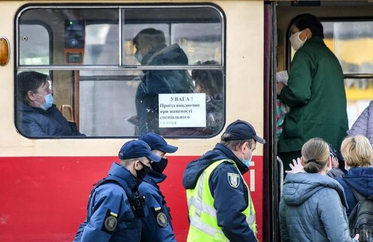 Более 700 жителей Житомирской области оштрафовали за отсутствие маски в общественном месте