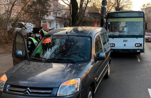 У Житомирі зіткнулися тролейбус та легковик: обійшлося без постраждалих. ФОТО