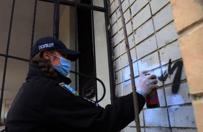 В Житомире полиция зарисовывает уличную рекламу наркотиков. ФОТО