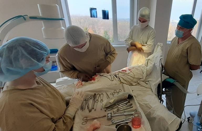 Врачи Житомирской областной детской больницы начали проводить сложные операции на костях
