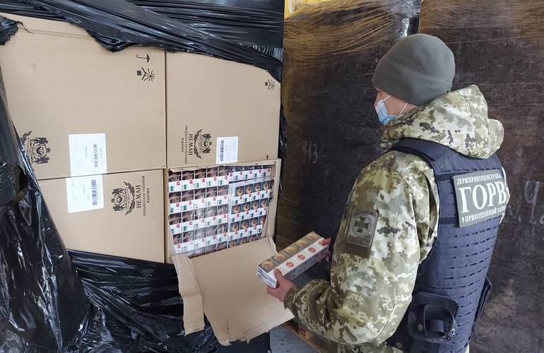 В Житомирскую область из Беларуси пытались ввезти 140 000 пачек контрабандных сигарет. ФОТО