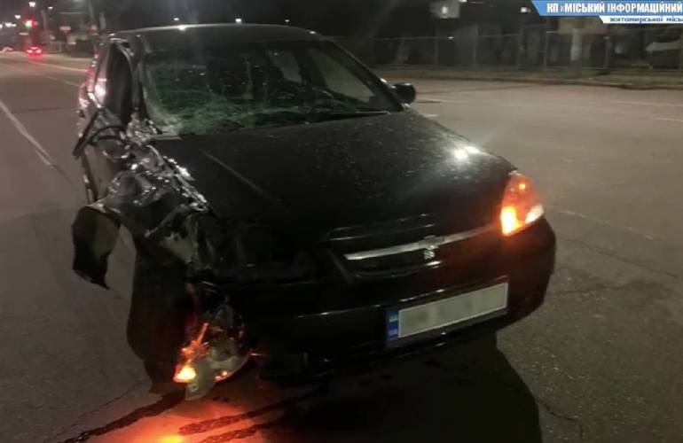 В Житомире любитель погонять врезался в грузовик: ДТП попало на камеры