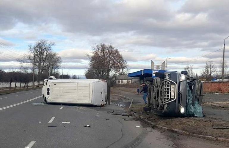 ДТП в Житомирской области: два микроавтобуса столкнулись и от удара опрокинулись. ФОТО